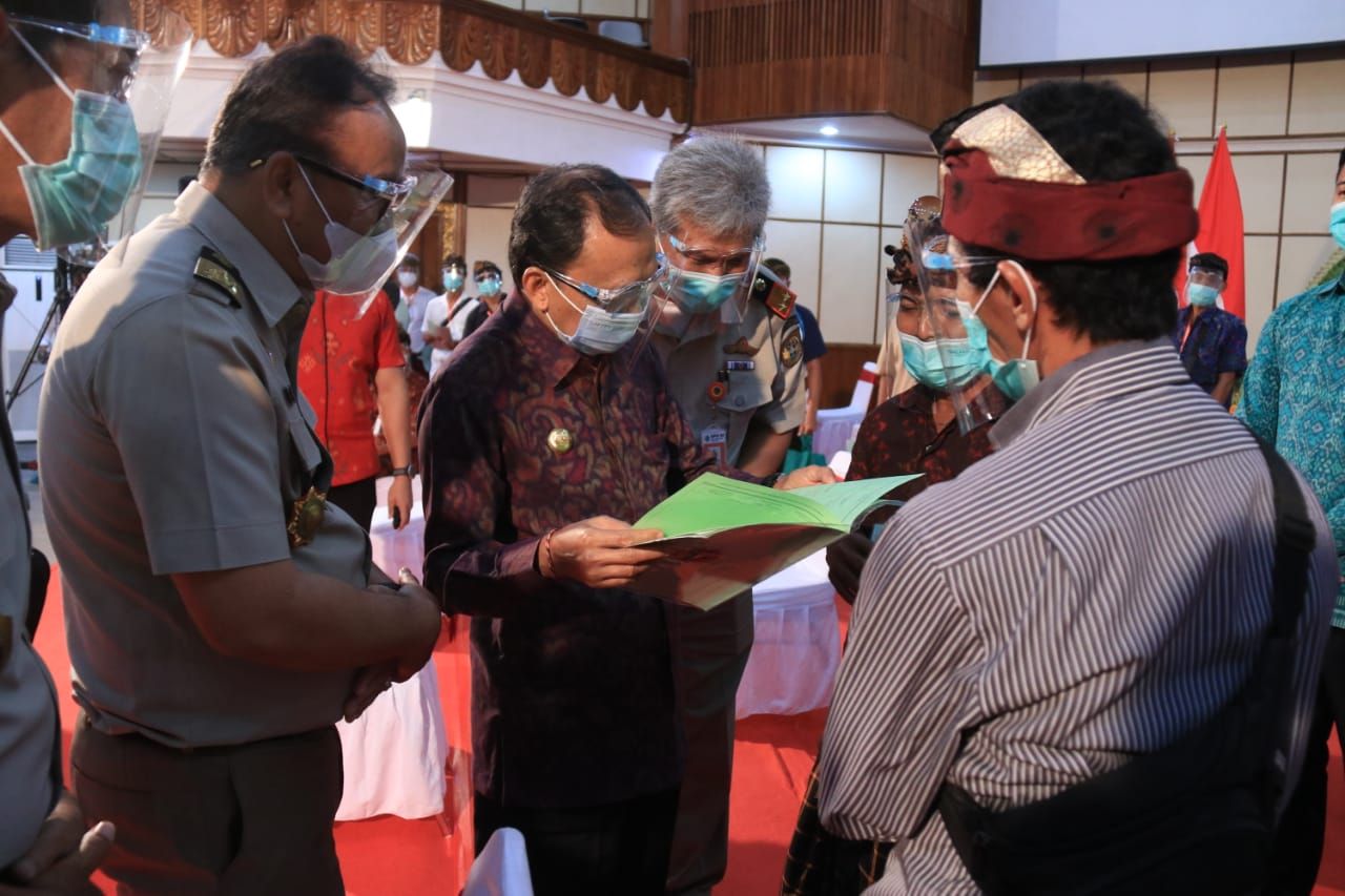 podiumnews.com-Gubernur Koster Ikuti Penyerahan Sertifikat PTSL Secara Virtual oleh Presiden